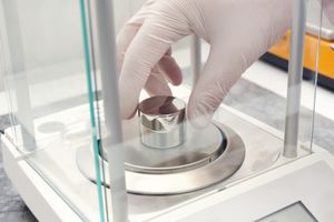 Секреты прецизионных измерений: использование лабораторных весов в научных лабораториях фото