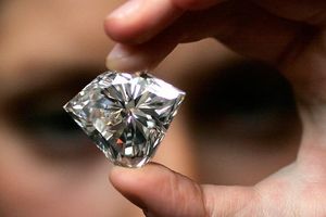 Тестер діамантів допоможе безпомилково розпізнати справжній діамант і його підробку фото